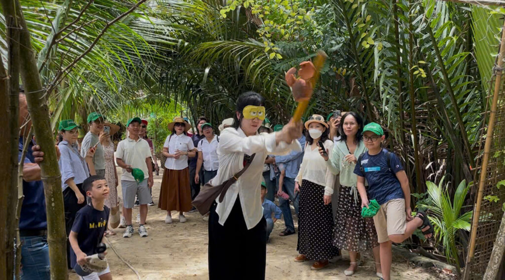 Thành viên tham gia trò chơi dân gian, trải nghiệm văn hóa truyền thống