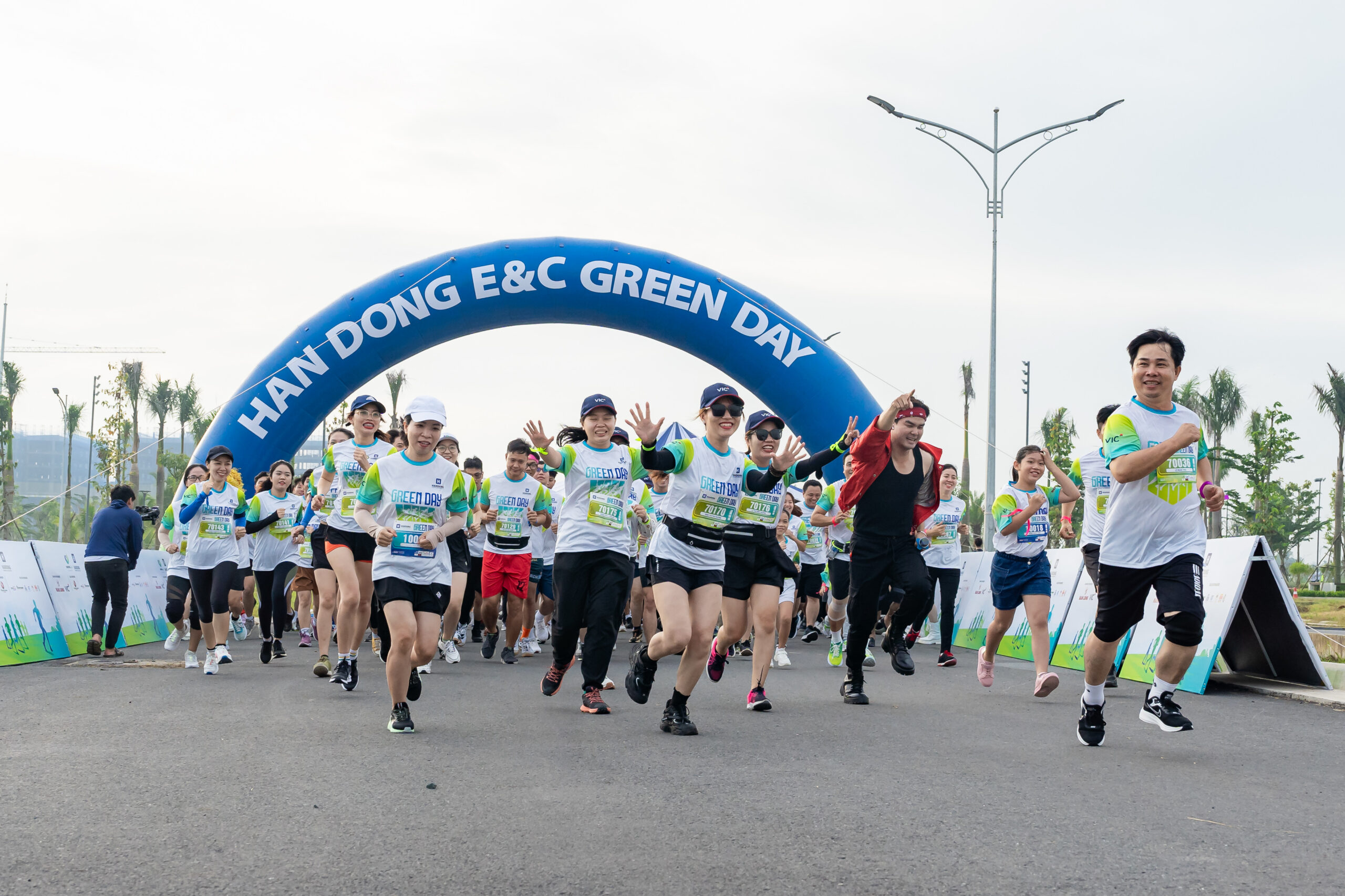 hoat-dong-kick-off-va-nhan-loc-do-an-lap-phat-to-chuc