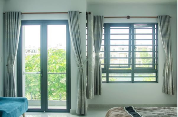 cửa sổ mở hất 2 cánh phòng ngủ
