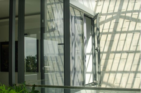 cửa sổ nhôm phòng khách