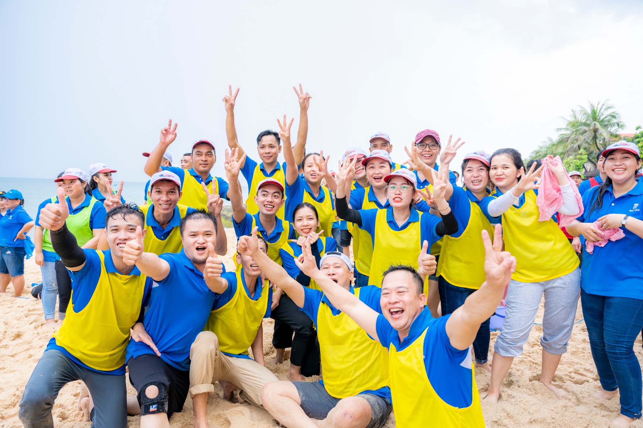 tat-ca-cbnv-hao-hung-tham-gia-hoat-dong-team-building