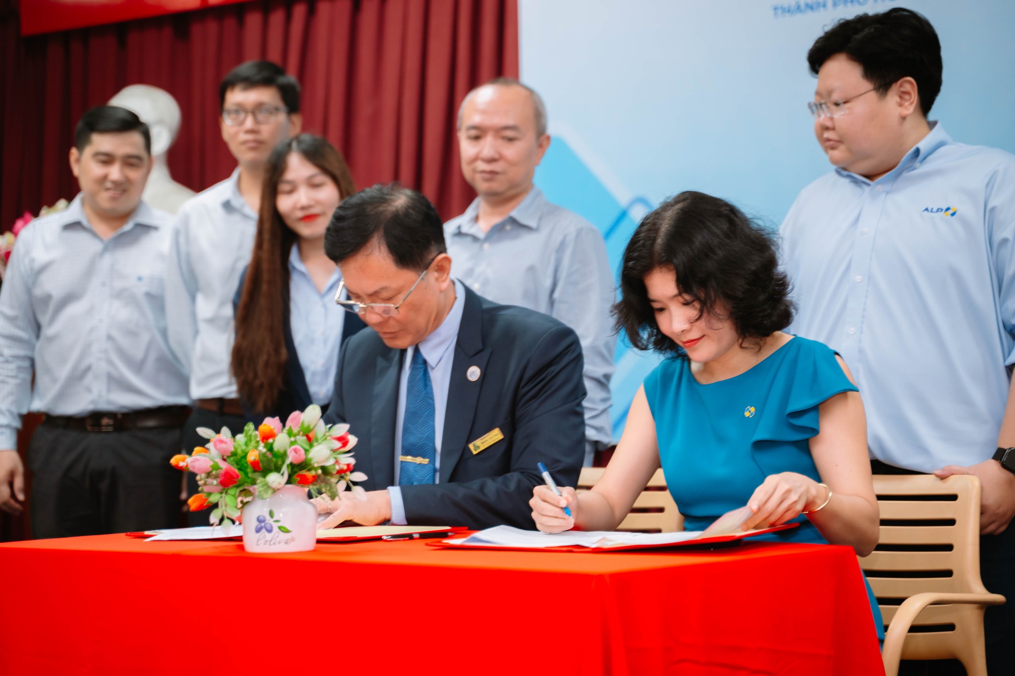 dai-dien-truong-cung-cong-ty-ky-ket-ban-thoa-thuan