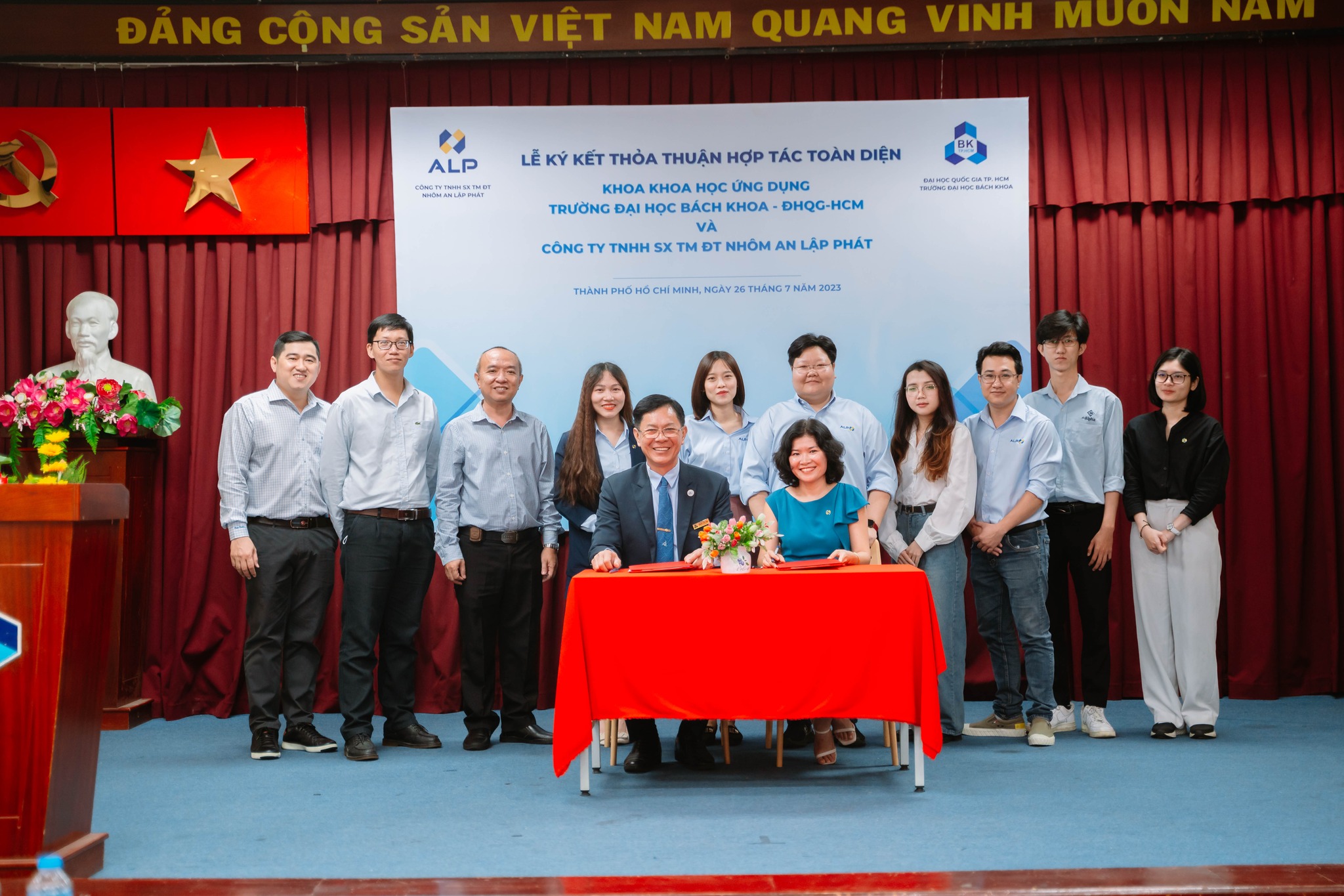 toan-the-cbnv-2-ben-cung-chup-hinh-ky-niem