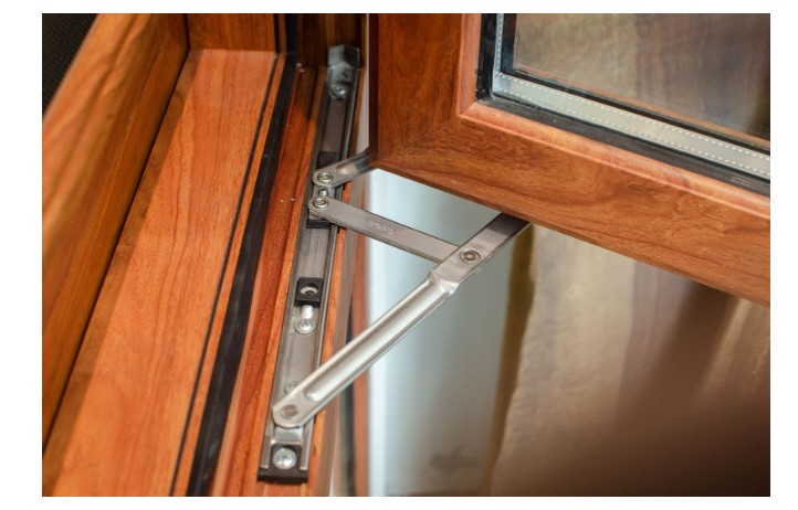 Làm cửa bằng vật liệu nhôm