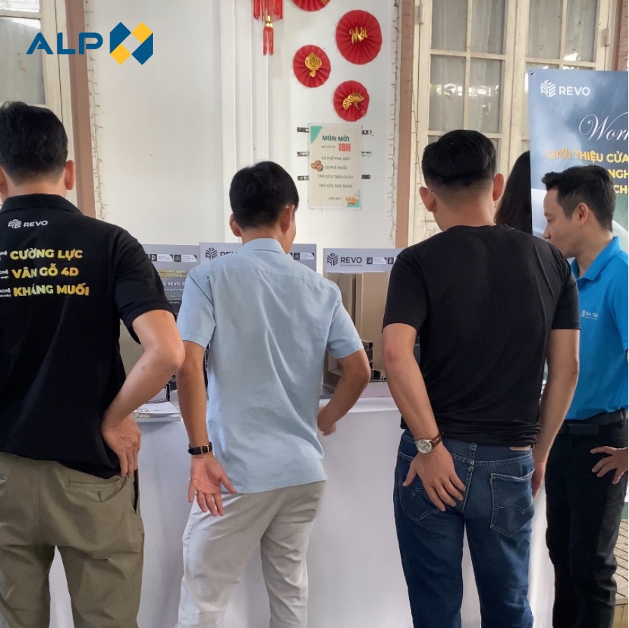 Khách hàng trực tiếp trải nghiệm mã màu gỗ tần bì của thương hiệu Revo